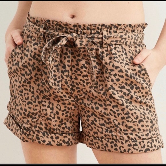 Large Aerie High Rise Cheetah Print Paper Bag Shorts
w/ Pockets - Picture 4 of 4